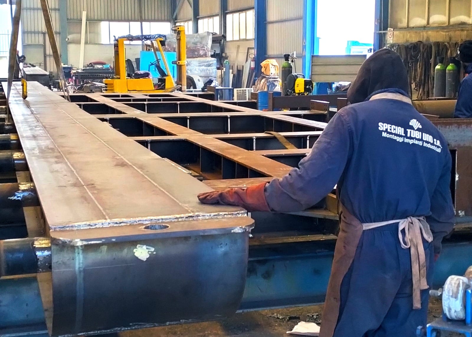 Special Tubi Uno a lavoro sulla Costruzione carpenteria